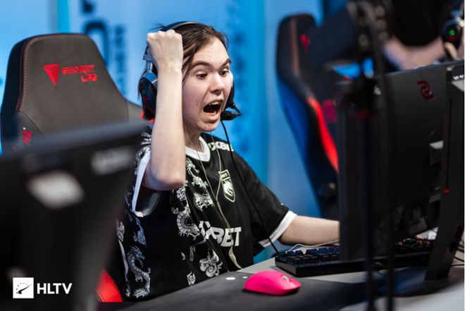 记者会上显 记者会上显