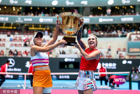 出了所向披 出了所向披